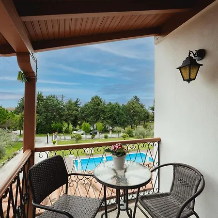 Kalisun Pool House By Georgalas